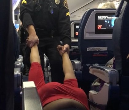 O femeie a fost tarata de politisti si data jos din avion, sub ochii pasagerilor. Ce acuzatii i se aduceau. VIDEO O femeie a fost tarata de politisti si data jos din avion, sub ochii pasagerilor. Ce acuzatii i se aduceau. VIDEO