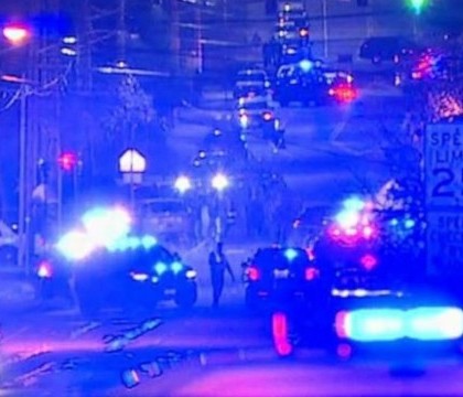 Focuri de arma in Washington. Un barbat a impuscat un politist si s-a baricadat in casa luand ostatici Focuri de arma in Washington. Un barbat a impuscat un politist si s-a baricadat in casa luand ostatici