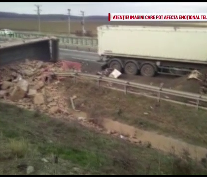 Un mort si trei raniti intr-un accident petrecut vineri pe Autostrada soarelui. Manevra interzisa facuta de soferul unui TIR - FOTO Un mort si trei raniti intr-un accident petrecut vineri pe Autostrada soarelui. Manevra interzisa facuta de soferul unui TIR - FOTO