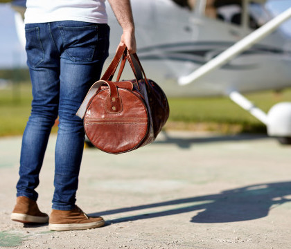 Cum a aparut imbracat un tanar pe aeroportul din Malawi. Oamenii au ras cu lacrimi si i-au facut poze Cum a aparut imbracat un tanar pe aeroportul din Malawi. Oamenii au ras cu lacrimi si i-au facut poze