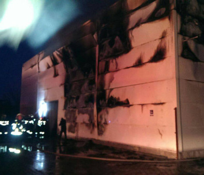Incendiu de proportii in Romania. Pompierii au intervenit cu 10 autospeciale Incendiu de proportii in Romania. Pompierii au intervenit cu 10 autospeciale