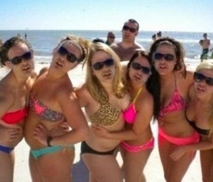 O poza cu sase femei pe plaja a devenit viral pe internet. Detaliul pe care putini il observa. FOTO O poza cu sase femei pe plaja a devenit viral pe internet. Detaliul pe care putini il observa. FOTO