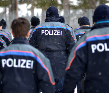Schimb de focuri langa un centru islamic din Zurich soldat cu trei raniti. Autorii atacului cautati de politistii elvetieni Schimb de focuri langa un centru islamic din Zurich soldat cu trei raniti. Autorii atacului cautati de politistii elvetieni
