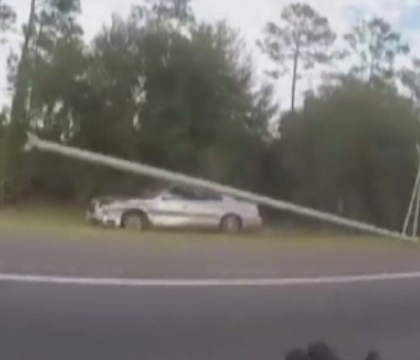 Scene de groaza pe o autostrada din Florida. Motivul pentru care un sofer a condus haotic si a doborat un stalp Scene de groaza pe o autostrada din Florida. Motivul pentru care un sofer a condus haotic si a doborat un stalp