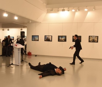 Asasinatul din Ankara, vazut prin obiectivul aparatului foto al jurnalistului AP: "O viata se pierdea sub privirile mele"