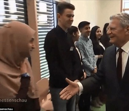 Momentul in care o musulmanca refuza sa dea mana cu presedintele Germaniei la o scoala laudata pentru integrarea migrantilor
