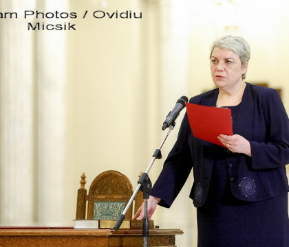 Cine e Sevil Shhaideh, propunerea PSD in functia de premier al Romaniei. A fost primul ministru care a depus juramantul cu mana pe Coran Cine e Sevil Shhaideh, propunerea PSD in functia de premier al Romaniei. A fost primul ministru care a depus juramantul cu mana pe Coran