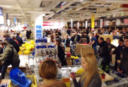 "Se grabesc sa scape de rubla!" In magazinele din Rusia oamenii au stat la coada toata noaptea, dupa ce au golit rafturile. FOTO