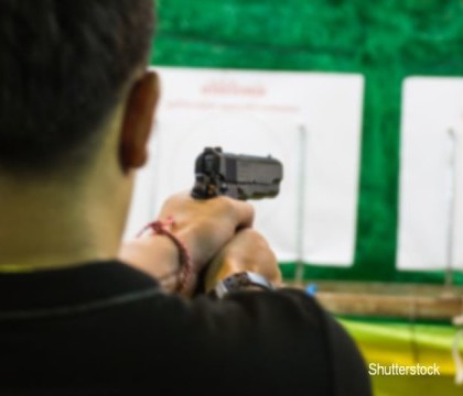 Un barbat a vrut sa se sinucida la poligon, dar l-a impuscat din greseala pe instructor. Incidendul socant a fost filmat Un barbat a vrut sa se sinucida la poligon, dar l-a impuscat din greseala pe instructor. Incidendul socant a fost filmat