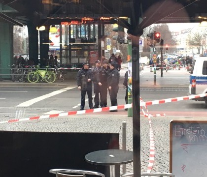 Un centru comercial din Berlin a fost inchis din cauza unei serviete roz abandonate. Alerta a fost falsa - FOTO