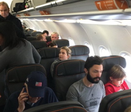 Un pasager, dat afara din avion pe aeroportul din New York dupa ce a tipat la Ivanka Trump. Ce i-a spus - FOTO Un pasager, dat afara din avion pe aeroportul din New York dupa ce a tipat la Ivanka Trump. Ce i-a spus - FOTO