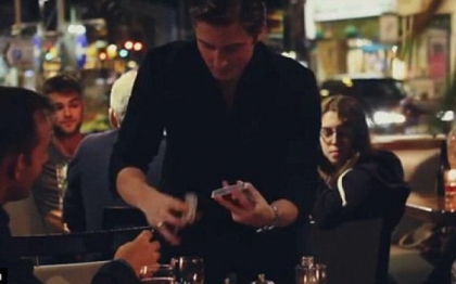 Au mers la restaurant si un magician a venit la masa lor. Barbatul nu banuia ce avea sa urmeze Au mers la restaurant si un magician a venit la masa lor. Barbatul nu banuia ce avea sa urmeze