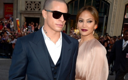 "L-a dat afara din casa". Jennifer Lopez s-a despartit de Casper Smart dupa 2 ani de relatie "L-a dat afara din casa". Jennifer Lopez s-a despartit de Casper Smart dupa 2 ani de relatie
