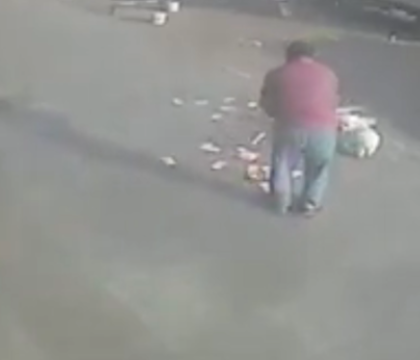 Un chinez a iesit cu banii in mana din banca, dar vantul i-a suflat pe toti pe jos. Ce s-a intamplat in secunda urmatoare