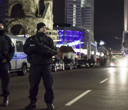 Marile capitale din Europa, in stare de alerta de Revelion. Turistii, paziti cu mitraliere si supravegheati din elicoptere Marile capitale din Europa, in stare de alerta de Revelion. Turistii, paziti cu mitraliere si supravegheati din elicoptere