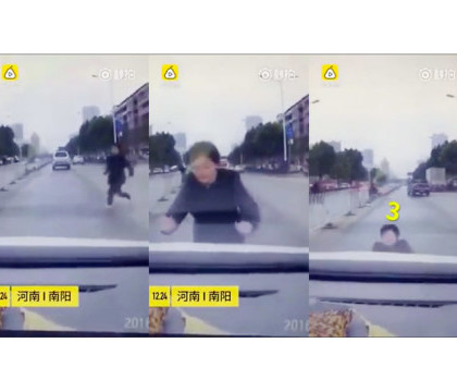 Imaginile uimitoare surprinse de camera de bord a unui sofer. Cum s-a prefacut o femeie ca a fost lovita de masina - VIDEO Imaginile uimitoare surprinse de camera de bord a unui sofer. Cum s-a prefacut o femeie ca a fost lovita de masina - VIDEO