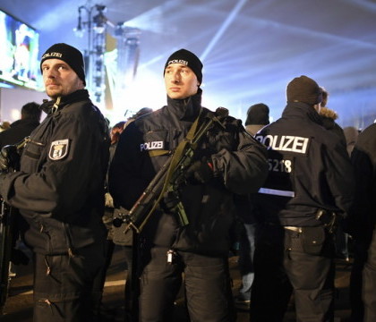 Barbat arestat in Berlin dupa ce a strigat "Bomba, bomba, bomba" la cea mai mare petrecere de Anul Nou Barbat arestat in Berlin dupa ce a strigat "Bomba, bomba, bomba" la cea mai mare petrecere de Anul Nou