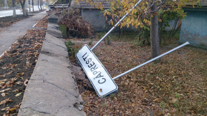 Pe trotuare stau hlujeni, iar un indicator a fost smuls: Cum "apreciaza" o parte din moldoveni drumurile renovate - FOTO Pe trotuare stau hlujeni, iar un indicator a fost smuls: Cum "apreciaza" o parte din moldoveni drumurile renovate - FOTO