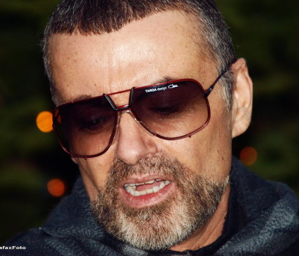 George Michael s-ar fi sinucis in ziua de Craciun, sustine partenerul de viata al cantaretului britanic George Michael s-ar fi sinucis in ziua de Craciun, sustine partenerul de viata al cantaretului britanic