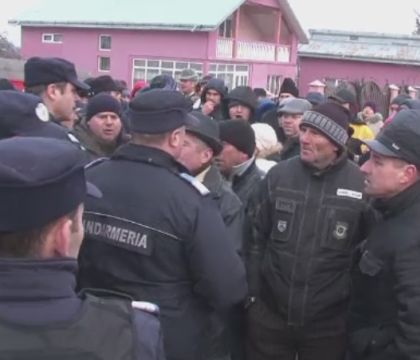 Un primar a ajuns la spital dupa ce a fost atacat cu oua pentru ca nu le-a organizat localnicilor petrecere de Anul Nou Un primar a ajuns la spital dupa ce a fost atacat cu oua pentru ca nu le-a organizat localnicilor petrecere de Anul Nou