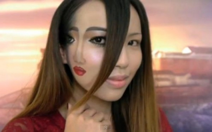 Imaginile le-au dat fiori celor care le-au privit. Ce face tanara in clipul de pe YouTube