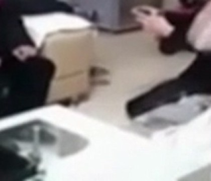 O tanara si-a parasit viitorul sot chiar in ziua nuntii. Ce a infuriat-o atat de rau pe femeie - VIDEO O tanara si-a parasit viitorul sot chiar in ziua nuntii. Ce a infuriat-o atat de rau pe femeie - VIDEO