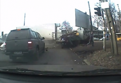 Grav accident in Ucraina. Momentul in care unui TIR ii cedeaza franele si face prapad pe strada: Un barbat a murit. VIDEO Grav accident in Ucraina. Momentul in care unui TIR ii cedeaza franele si face prapad pe strada: Un barbat a murit. VIDEO