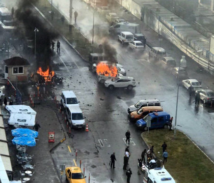 Explozie in Izmir. Oficialii turci anunta ca autorii planuiau un atentat de proportii. Al treilea atacator, cautat de politie - FOTO/VIDEO Explozie in Izmir. Oficialii turci anunta ca autorii planuiau un atentat de proportii. Al treilea atacator, cautat de politie - FOTO/VIDEO