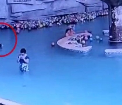 Momentul in care un copil de 4 ani moare inecat in piscina in timp ce mama lui tasteaza pe telefon la 4 m distanta de el