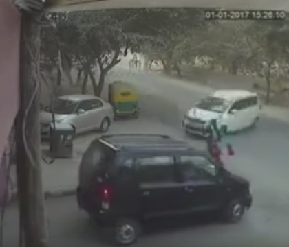 Miracol de Anul Nou. O femeie din India a supravietuit dupa ce a fost izbita de o masina si aruncata sub o alta - VIDEO Miracol de Anul Nou. O femeie din India a supravietuit dupa ce a fost izbita de o masina si aruncata sub o alta - VIDEO