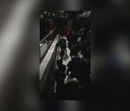 Imagini revoltatoare filmate intr-o gara din Constanta. Oamenii s-au agatat unii de altii ca sa coboare treptele inzapezite Imagini revoltatoare filmate intr-o gara din Constanta. Oamenii s-au agatat unii de altii ca sa coboare treptele inzapezite