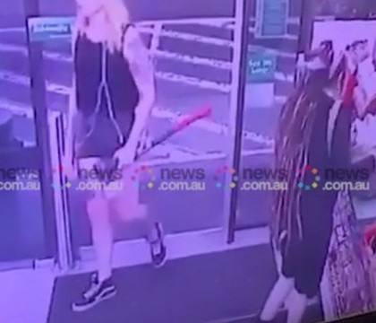 O femeie din Austria a intrat intr-un magazin, cu un topor, si a atacat doi clienti - VIDEO O femeie din Austria a intrat intr-un magazin, cu un topor, si a atacat doi clienti - VIDEO