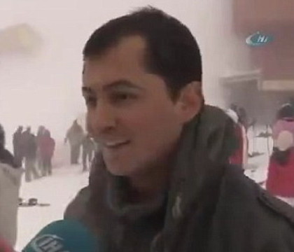 Avalansa filmata din greseala, in timpul unui interviu. Reactia unui manager de hotel cand vede oamenii inghititi de zapada - VIDEO