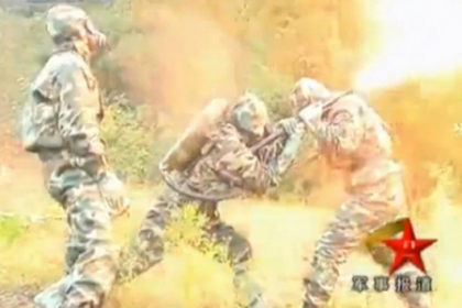 Un cuib urias de viespi ucigase distrus cu un aruncator de flacari, de militari chinezi. VIDEO Un cuib urias de viespi ucigase distrus cu un aruncator de flacari, de militari chinezi. VIDEO