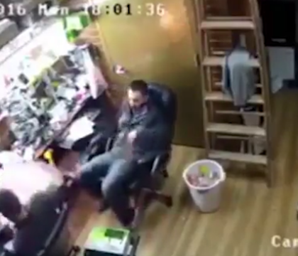 I-a explodat telefonul Iphone 7 in mana. Ce a facut barbatul in secunda urmatoare, dupa ce s-a speriat I-a explodat telefonul Iphone 7 in mana. Ce a facut barbatul in secunda urmatoare, dupa ce s-a speriat