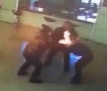 Momente terifiante intr-o instanta din China. O femeie a fost incendiata imediat dupa ce a semnat actele de divort Momente terifiante intr-o instanta din China. O femeie a fost incendiata imediat dupa ce a semnat actele de divort