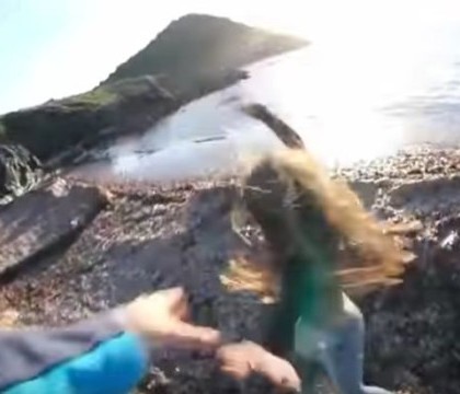 S-a filmat in timp ce si-a impins iubita de pe o stanca. Ce a facut barbatul imediat dupa incident S-a filmat in timp ce si-a impins iubita de pe o stanca. Ce a facut barbatul imediat dupa incident