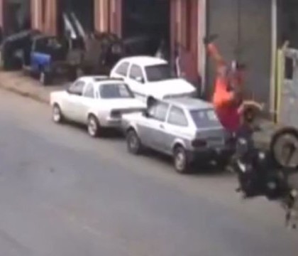 Motociclist filmat in timp ce zbura prin aer, dupa ce s-a izbit violent de un autoturism. Ce a patit barbatul - VIDEO