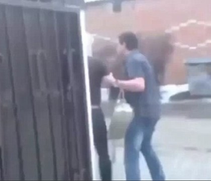 A tratat-o ca pe un gunoi, la propriu. Gestul oribil facut de un rus atunci cand a aflat ca partenera lui il insala - VIDEO A tratat-o ca pe un gunoi, la propriu. Gestul oribil facut de un rus atunci cand a aflat ca partenera lui il insala - VIDEO