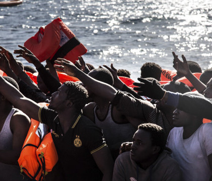 Operatiune ampla de salvare in Mediterana, dupa ce o barca cu 100 de migranti a naufragiat. Opt cadavre recuperate, pana acum