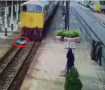 Un barbat s-a aruncat in fata trenului, pentru a se sinucide. Ce s-a intamplat dupa ce s-a oprit locomotiva. VIDEO