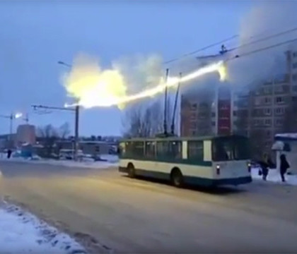 Firele electrice ale troleibuzelor au luat foc intr-un oras din Rusia. Reactia calatorilor din statie e uluitoare. VIDEO Firele electrice ale troleibuzelor au luat foc intr-un oras din Rusia. Reactia calatorilor din statie e uluitoare. VIDEO