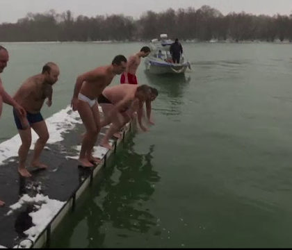 Rusii au sarbatorit Boboteaza pe stil vechi la minus 35 de grade. Cum au reusit sa intre in apa inghetata Rusii au sarbatorit Boboteaza pe stil vechi la minus 35 de grade. Cum au reusit sa intre in apa inghetata