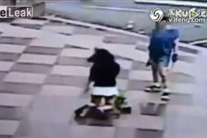 O femeie din China si-a pedepsit fiica in public cu ajutorul unui bici. VIDEO O femeie din China si-a pedepsit fiica in public cu ajutorul unui bici. VIDEO