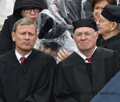 Cele mai amuzante momente de la investirea lui Donald Trump. Bush jr. s-a luptat cu o pelerina, Perry a facut baloane de guma Cele mai amuzante momente de la investirea lui Donald Trump. Bush jr. s-a luptat cu o pelerina, Perry a facut baloane de guma