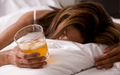De ce plang femeile cand beau alcool peste masura. Rezultatele unui studiu realizat de danezi