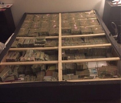 20 de milioane de dolari, gasiti sub salteaua unui pat. Descoperirea facuta de autoritatile americane
