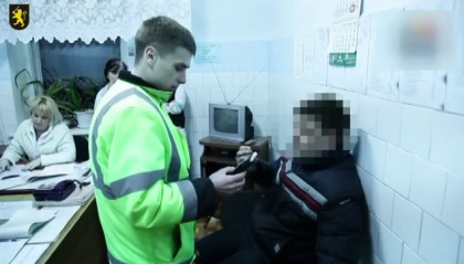 VIDEO. Un sofer, angajat al Procuraturii, s-a dat in spectacol in fata politistilor: A fost nevoie de ofiterii Fulger pentru a-l retine VIDEO. Un sofer, angajat al Procuraturii, s-a dat in spectacol in fata politistilor: A fost nevoie de ofiterii Fulger pentru a-l retine