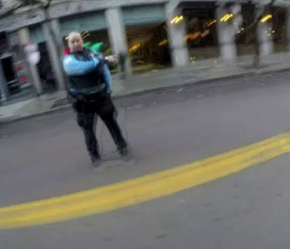 Un motociclist a filmat cu camera de pe casca totul. Gestul facut de acest politist, care il poate costa locul de munca - VIDEO Un motociclist a filmat cu camera de pe casca totul. Gestul facut de acest politist, care il poate costa locul de munca - VIDEO