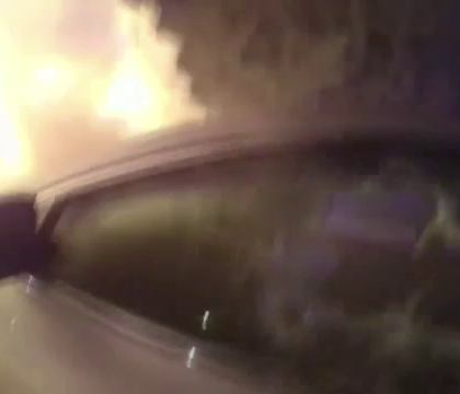 O soferita a ramas blocata in masina care ii luase foc. Cum a fost salvata femeia de politie O soferita a ramas blocata in masina care ii luase foc. Cum a fost salvata femeia de politie